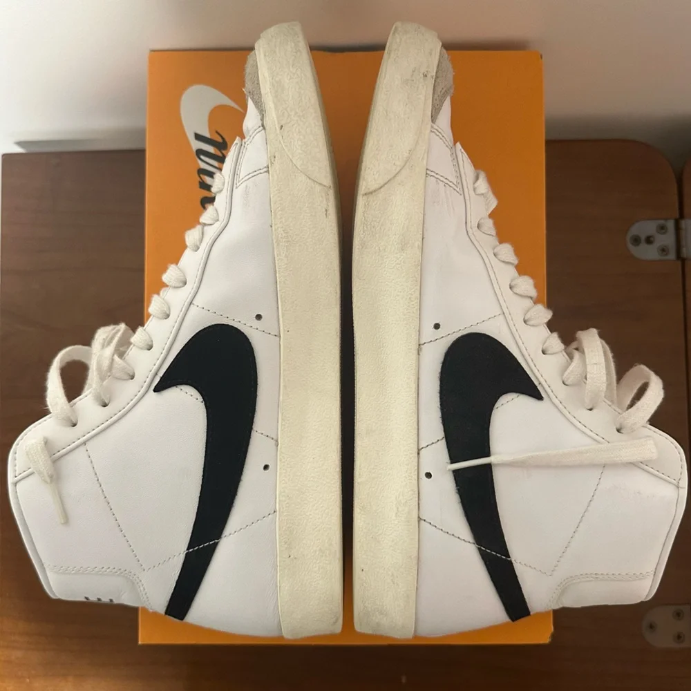 Nike Blazer Mid '77 White and Black Size US Men's 10.5 / Women's 12